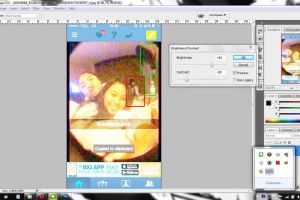 Disebut bukan foto editan, gadis ini selfie dengan 3 kuntilanak