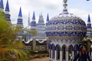 Masjid ini pembangunannya misterius, di sekitarnya ada kolam renang