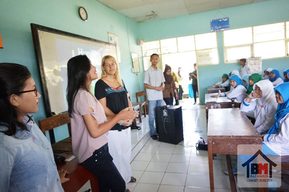 Bule Mengajar, program yang bikin siswa makin semangat sekolah, top!