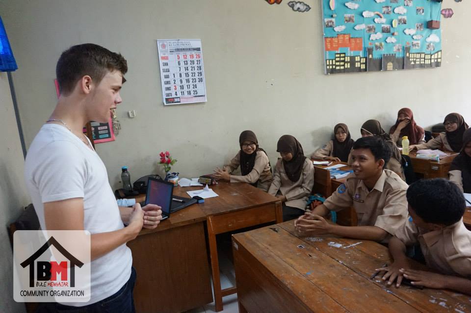 Bule Mengajar, program yang bikin siswa makin semangat sekolah, top!