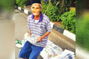 Kakek penjual koran semangat mencari nafkah meski fisik renta