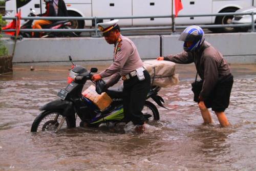 15 Potret kebaikan polisi yang sering kamu lupakan 15 Potret kebaikan polisi yang sering kamu lupakan