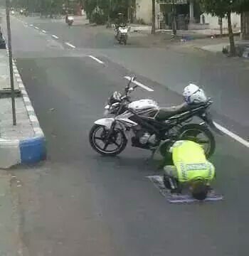 15 Potret kebaikan polisi yang sering kamu lupakan 15 Potret kebaikan polisi yang sering kamu lupakan