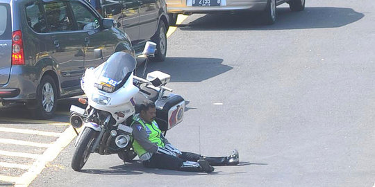 15 Potret kebaikan polisi yang sering kamu lupakan 15 Potret kebaikan polisi yang sering kamu lupakan