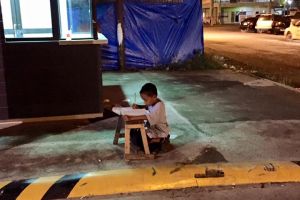 Potret anak kecil sedang belajar di pinggir jalan, luar biasa!