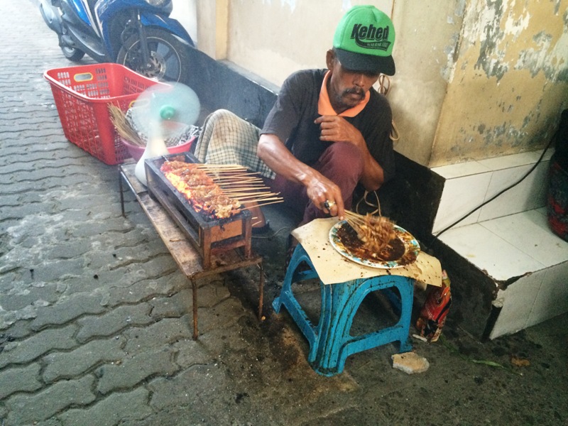 Cerita berburu takjil dari sebuah gang di RW 10 
