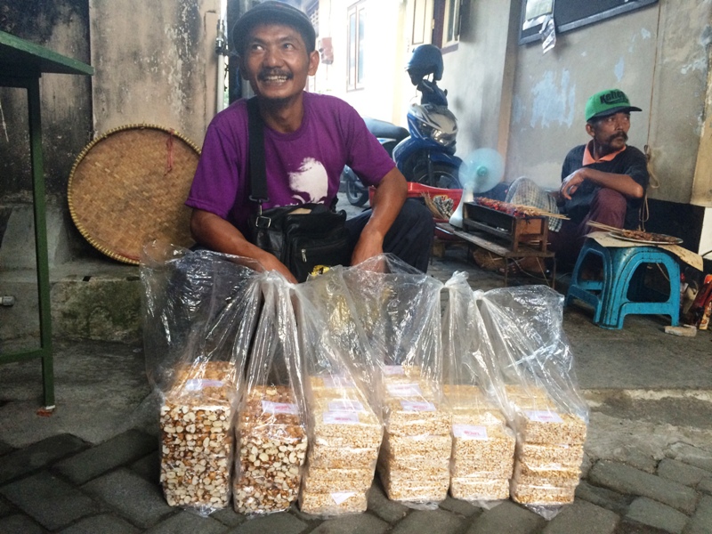 Cerita berburu takjil dari sebuah gang di RW 10 