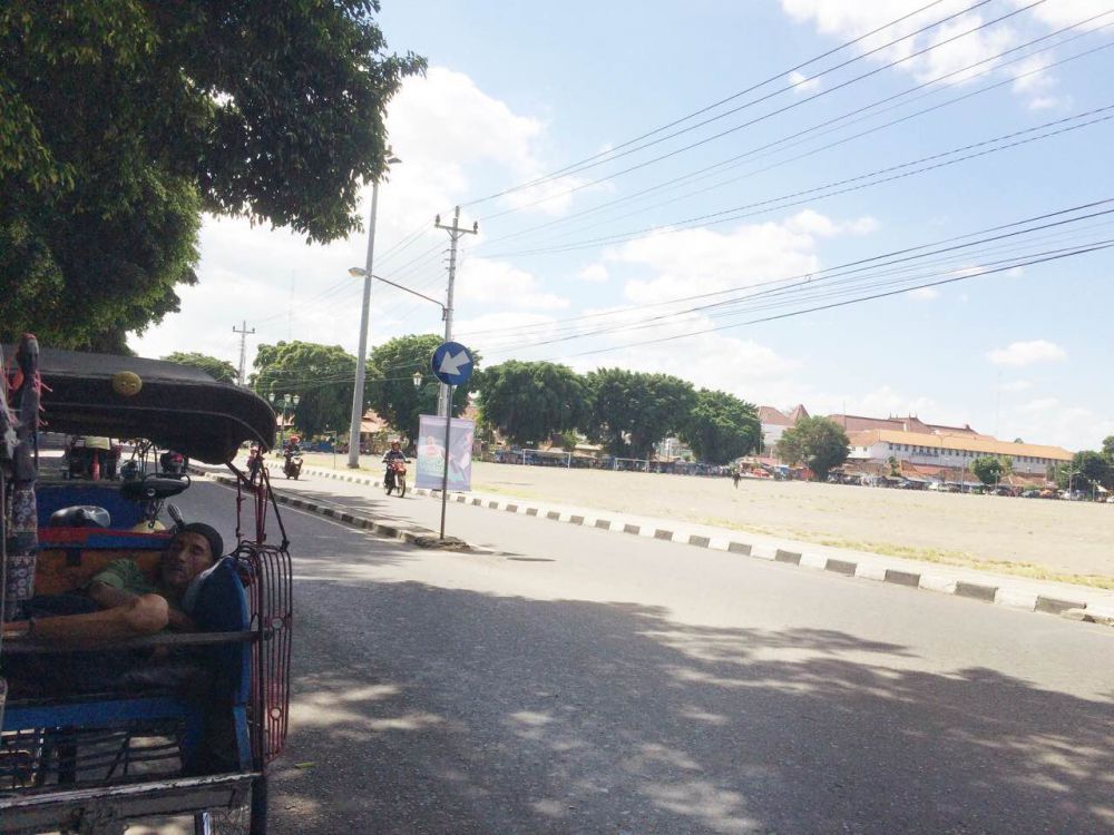 Potret para tukang becak tertidur di tengah kerasnya perjuangan mereka