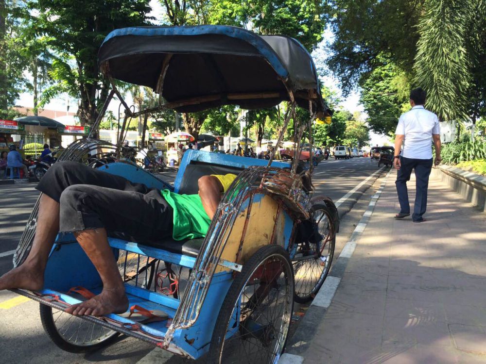 Potret para tukang becak tertidur di tengah kerasnya perjuangan mereka
