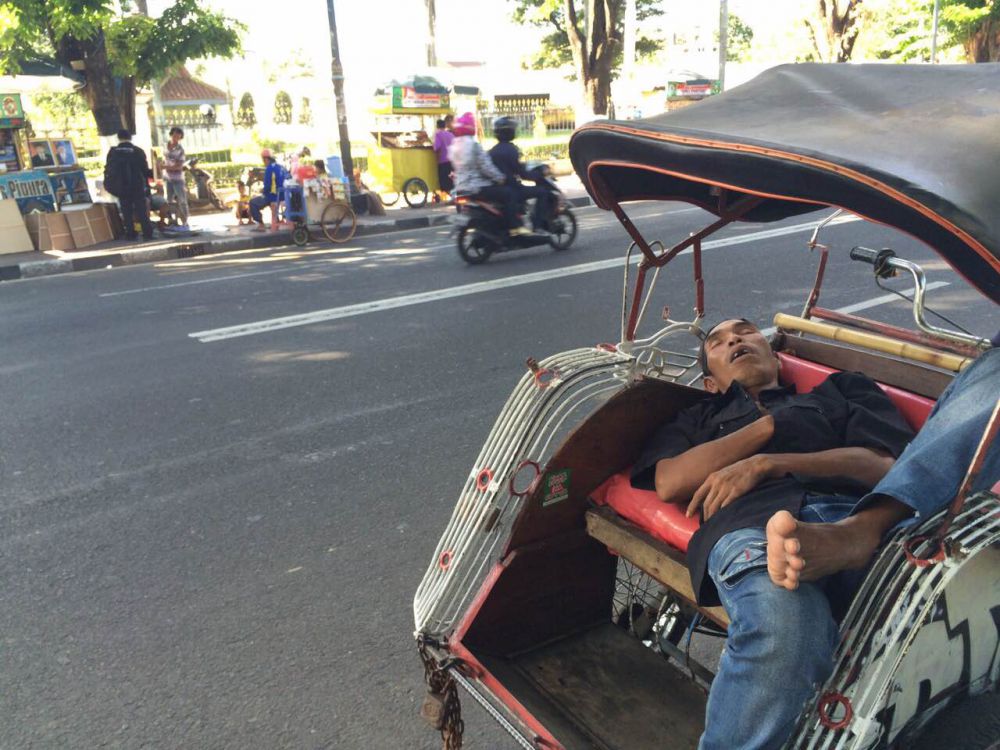 Potret para tukang becak tertidur di tengah kerasnya perjuangan mereka