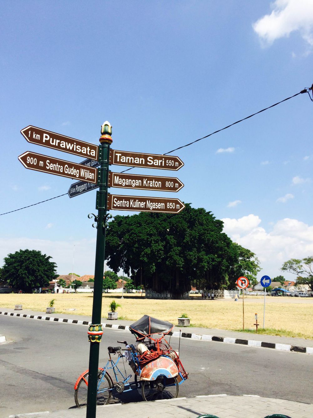 Potret para tukang becak tertidur di tengah kerasnya perjuangan mereka