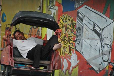 Potret para tukang becak tertidur di tengah kerasnya perjuangan mereka