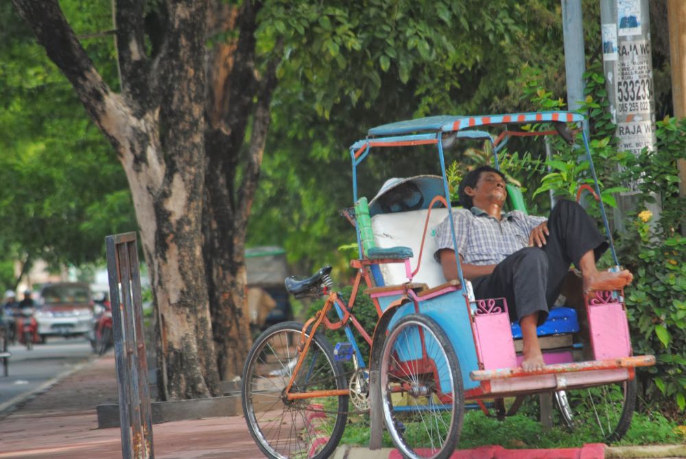 Potret para tukang becak tertidur di tengah kerasnya perjuangan mereka