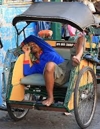 Potret para tukang becak tertidur di tengah kerasnya perjuangan mereka