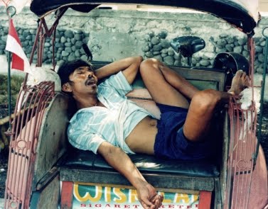 Potret para tukang becak tertidur di tengah kerasnya perjuangan mereka