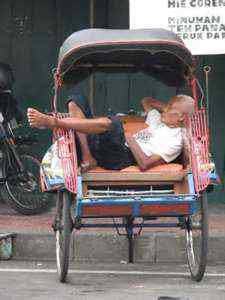 Potret para tukang becak tertidur di tengah kerasnya perjuangan mereka