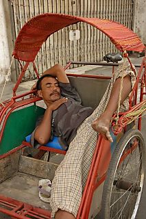 Potret para tukang becak tertidur di tengah kerasnya perjuangan mereka