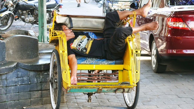 Potret para tukang becak tertidur di tengah kerasnya perjuangan mereka
