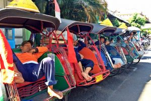 Potret para tukang becak tertidur di tengah kerasnya perjuangan mereka