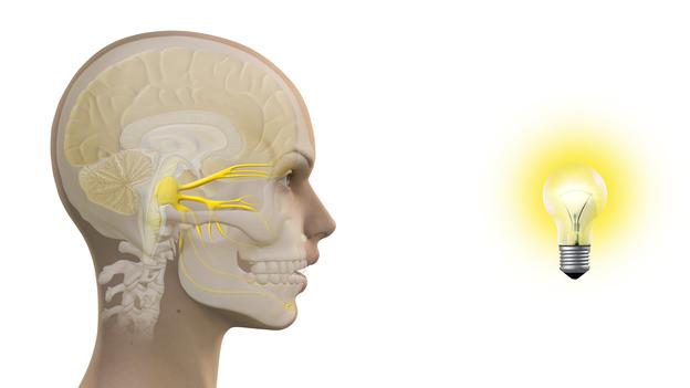Melihat cahaya terang bisa sebabkan bersin, kok bisa ya?