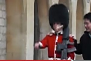 Godain pasukan pengawal, kabur ditodong senapan mesin!