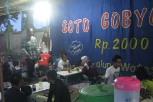 Bawa uang Rp 2.000, kamu sudah bisa kenyang makan di warung soto ini