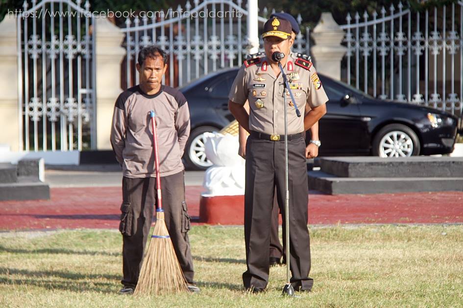 Tukang sapu ini disejajarkan dengan Kapolda, salut!