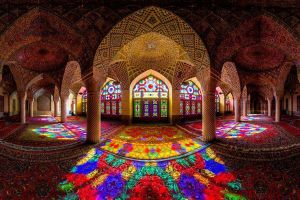 Masjid di Iran ini memantulkan cahaya pelangi, bikin kamu terpukau