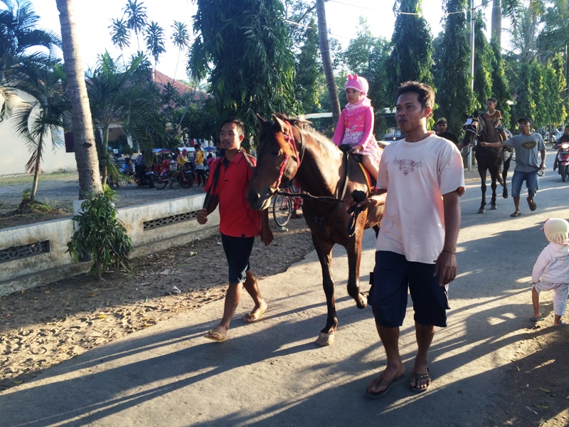 Ngabuburit unik di Purworejo, naik kuda jumping