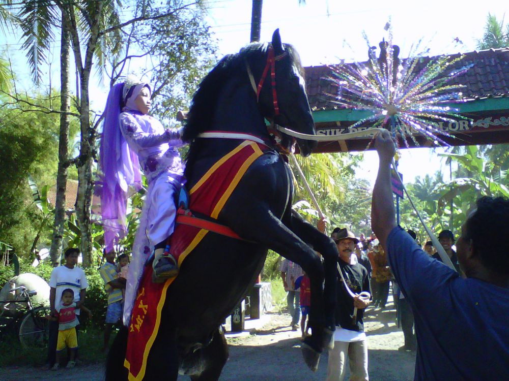 Ngabuburit unik di Purworejo, naik kuda jumping
