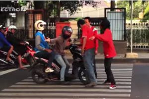 VIDEO: Aksi nekat tegur pemotor injak zebra cross