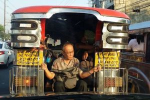 Kasihan, kakek yang lelah ini terpaksa duduk di pintu angkot