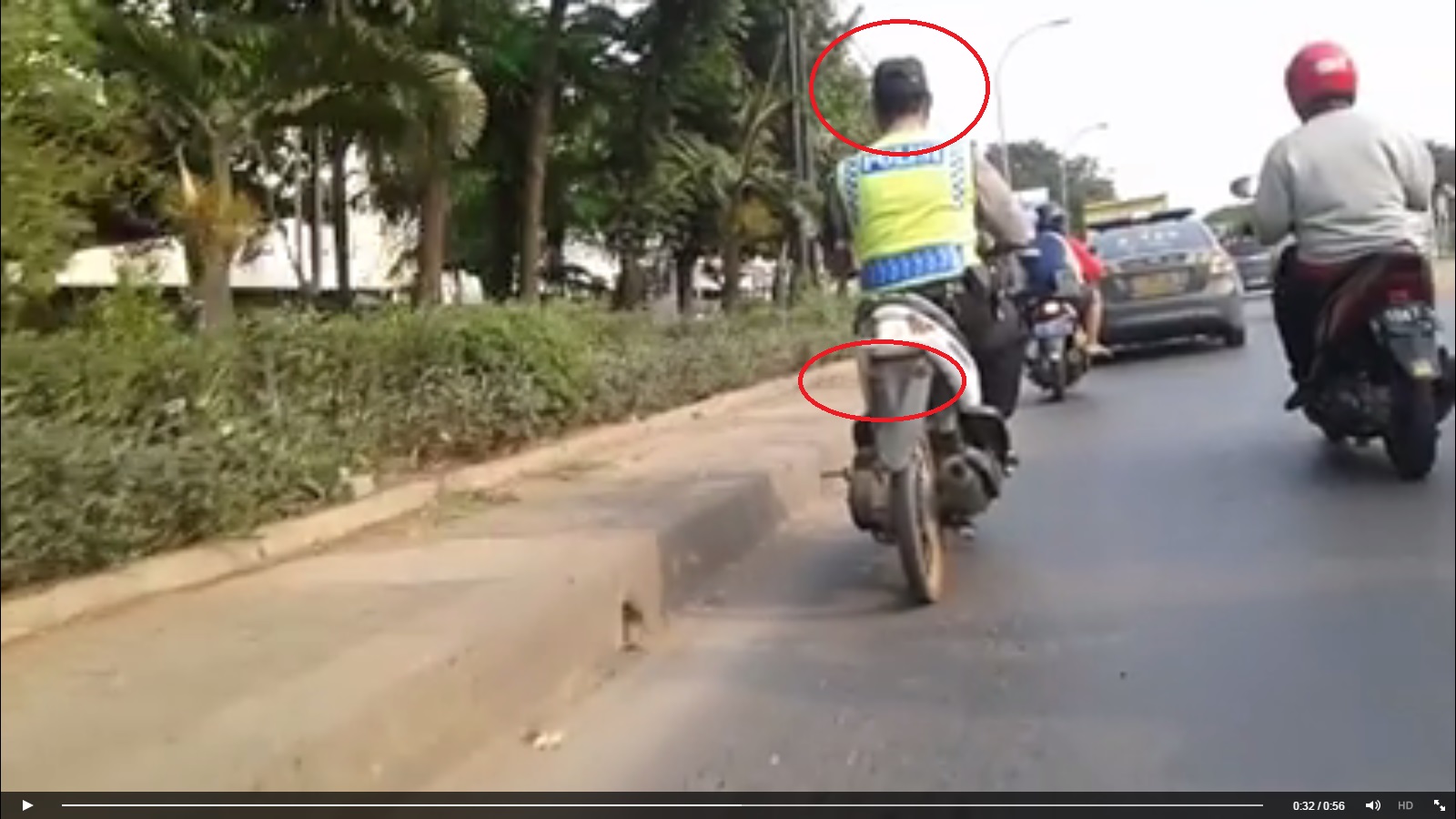 VIDEO: Polisi nakal, berkendara tanpa helm & motornya tanpa plat nomor