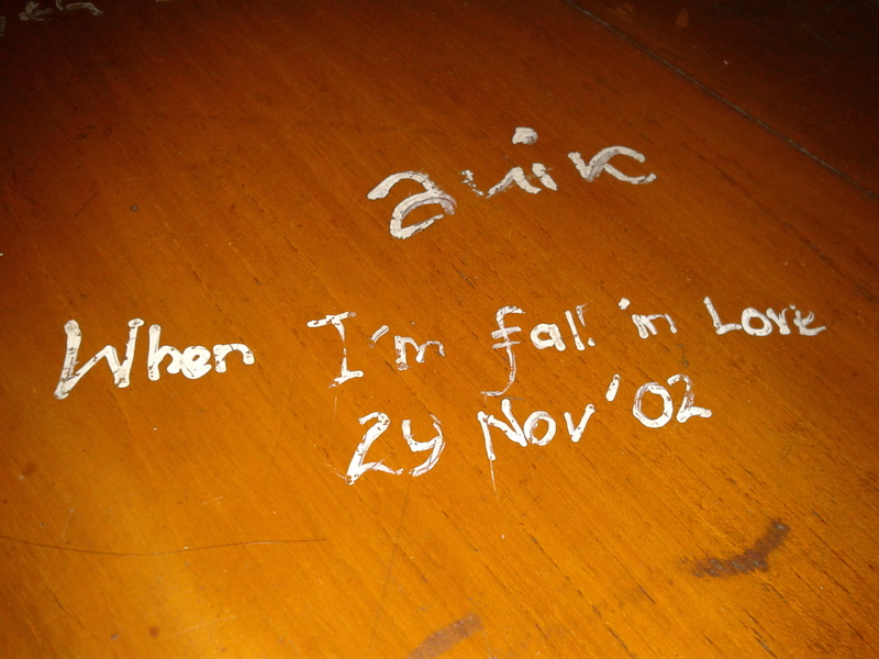 24 Potret coretan siswa di meja sekolah, kamu pernah melakukannya kan?