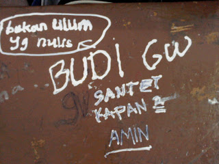 24 Potret coretan siswa di meja sekolah, kamu pernah melakukannya kan?