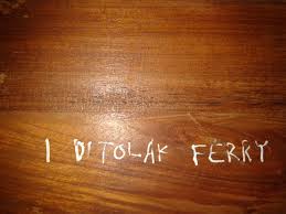 24 Potret coretan siswa di meja sekolah, kamu pernah melakukannya kan?