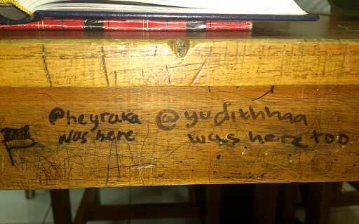 24 Potret coretan siswa di meja sekolah, kamu pernah melakukannya kan?