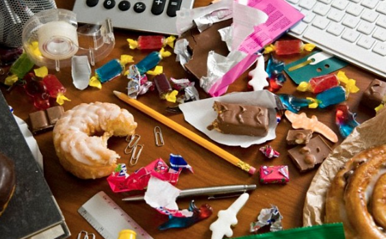 Begini alasan kenapa sebaiknya kamu nggak makan siang di meja kerja Begini alasan kenapa sebaiknya kamu nggak makan siang di meja kerja