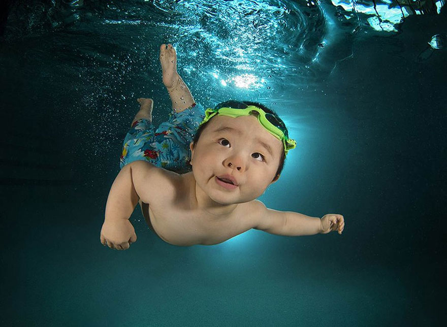 Menggemaskannya bayi saat dipotret di dalam air, cek 13 fotonya ini!