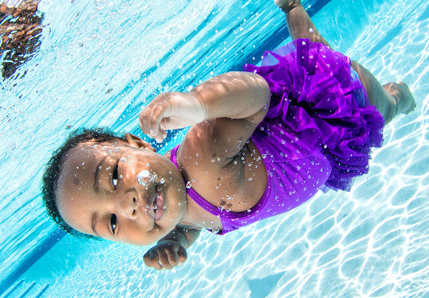Menggemaskannya bayi saat dipotret di dalam air, cek 13 fotonya ini!