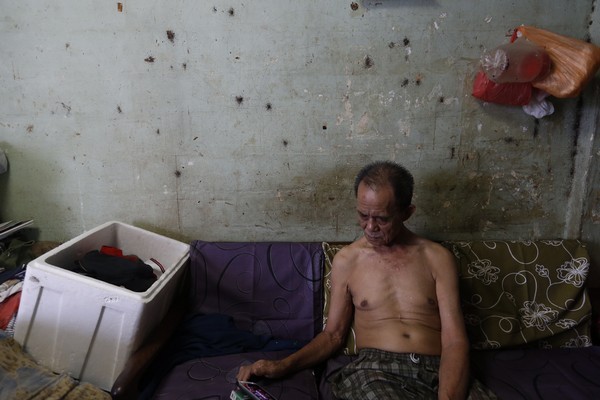 Nggak mandi 10 tahun, tubuh lansia ini dikerubungi kutu & kecoak Nggak mandi 10 tahun, tubuh lansia ini dikerubungi kutu & kecoak