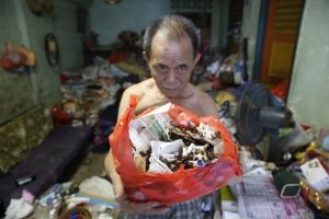 Nggak mandi 10 tahun, tubuh lansia ini dikerubungi kutu & kecoak