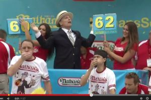 VIDEO: Makan 62 hot dog dalam 10 menit!