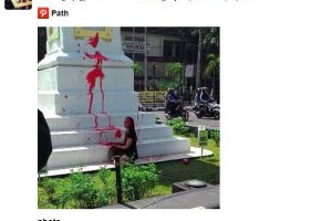 Tugu Jogja dicoret bule asing, netizen marah