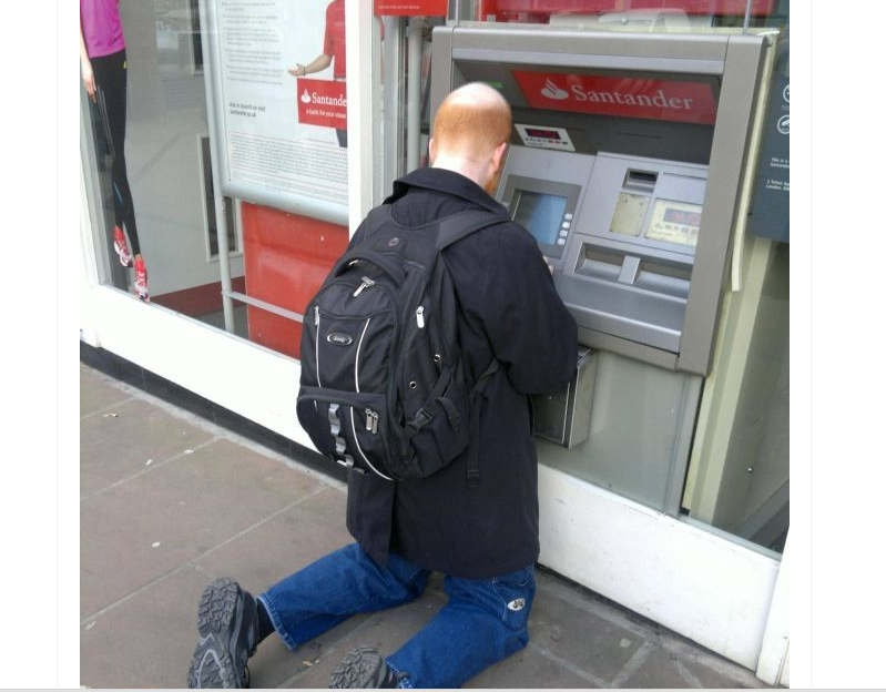 Ada-ada saja, ini 15 foto kelakuan orang di ATM 