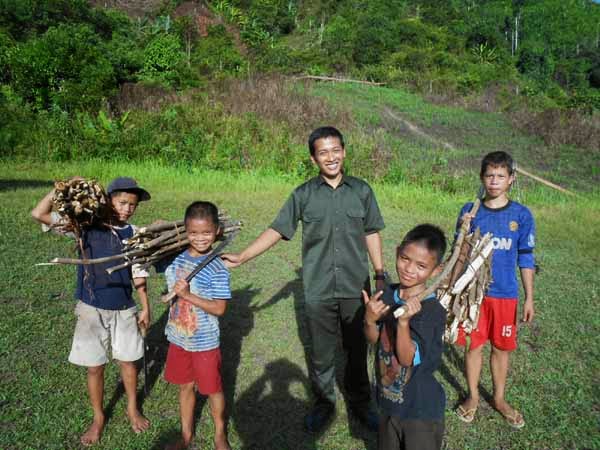 Perjuangan Firdaus, 2 hari tempuh terjalnya sungai demi tugas mengajar