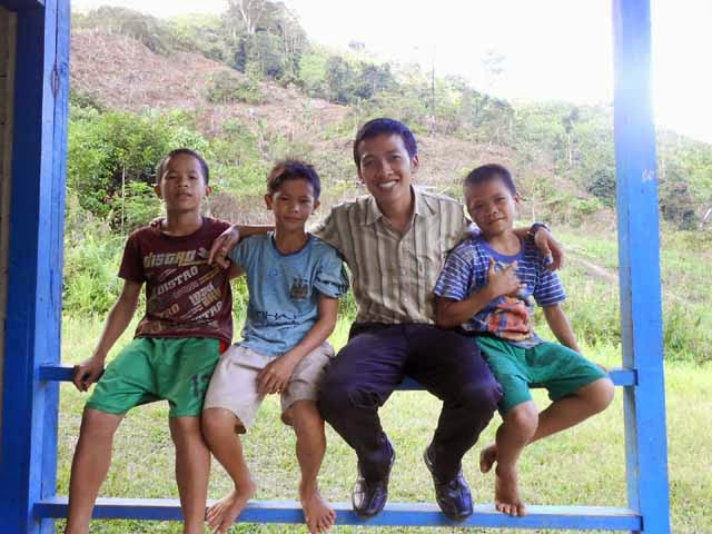 Perjuangan Firdaus, 2 hari tempuh terjalnya sungai demi tugas mengajar