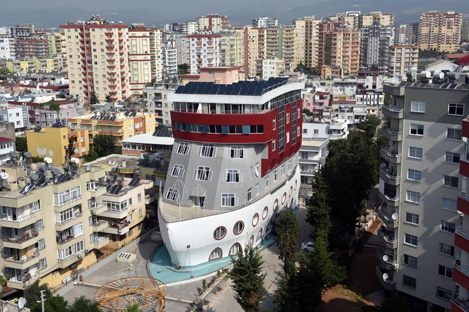 Rumah kapal ini keren banget, arsitekturnya bikin warga melongo