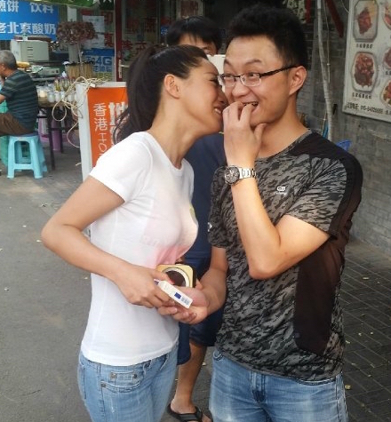 Kampanye unik, tukar sebungkus rokok dapat ciuman gadis cantik
