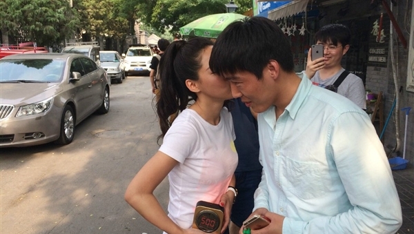 Kampanye unik, tukar sebungkus rokok dapat ciuman gadis cantik